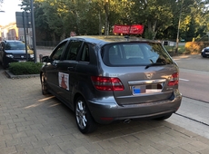 Wagens staan nu op het voetpad geparkeerd wat inderlijk is voor voetgangers, maar zeker voor personen met een handicap.