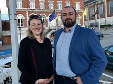 Liselore Fuchs en Siegfried Gilis op het gemeenteplein van Hoegaarden