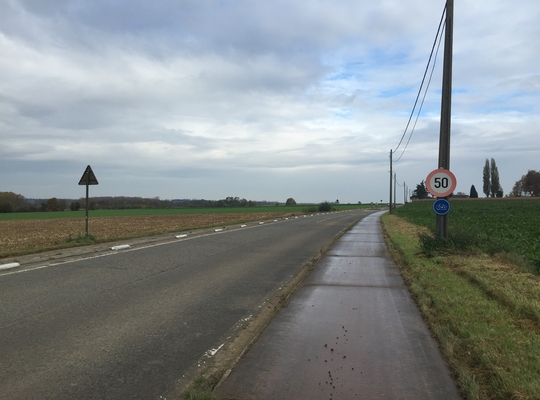 Door nonchalance van het gemeentebestuur is het nog even wachten op de nieuwe fietspaden Een foto van de verwaarloosde Waversesteenweg in Meldert richting Oorbeek